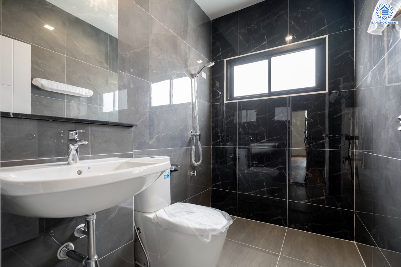 บ้านมือสองตกแต่งใหม่ ม.ราชพฤกษ์ บางบอน4 ตกแต่งหรูหรา ดีไซน์ Classic เนื้อที่ 100.5 ตร.ว. ฟังก์ชัน 3 ห้องนอน 4 ห้องน้ำ 1 ห้องแม่บ้าน จอดรถได้ 2 คัน พื้นที่สนามหญ้ากว้างกว่า 216 ตร.ม. บนทำเลศักยภาพ เชื่อมต่อหลายเส้นทาง ใกล้เดอะมอลล์บางแค จุดขึ้นทางด่วน "เพชรเกษม" และรถไฟฟ้าสายสีน้ำเงิน "สถานีหลักสอง"